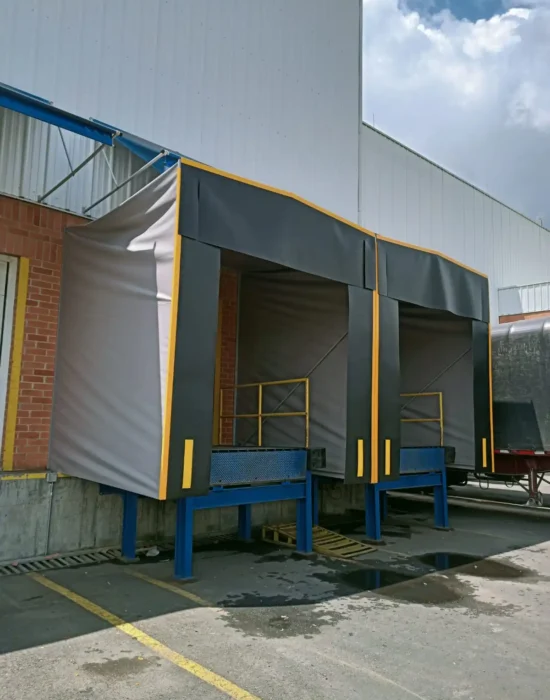 Instalación de abrigo de muelle en almacén industrial refrigerado