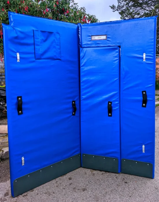 Cortina en thermofilm con puerta de acceso para zona refrigerada